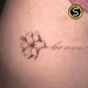 Tatuaggio fine line, fiore con scritta brave in bianco e nero