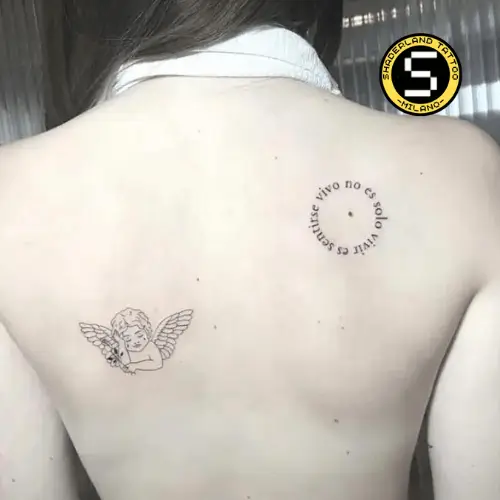 tatuaggi in fine line sulla schine di un angelo bianco e nero sulla parte sinistra, sulla parte destra la frase "es sensirse vivo no es solo vivir"