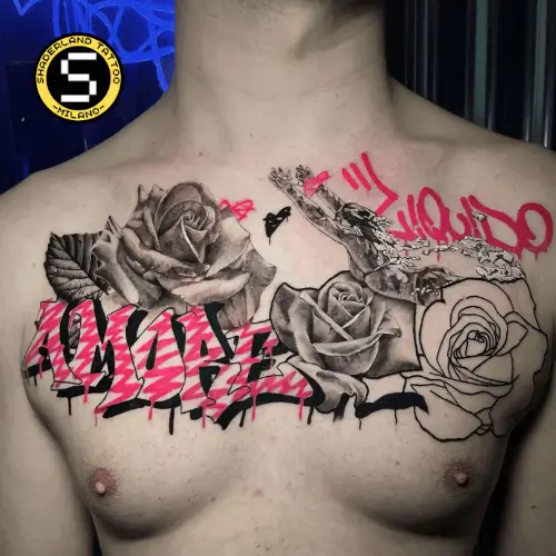 amore liquido tatuaggio petto colore bianco nero e rosa