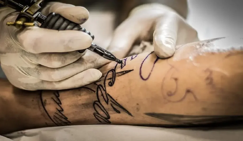 tatuaggi a Milano: primo piano mani che tatuano